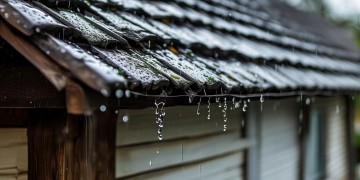屋面漏雨物业会给粉刷吗？